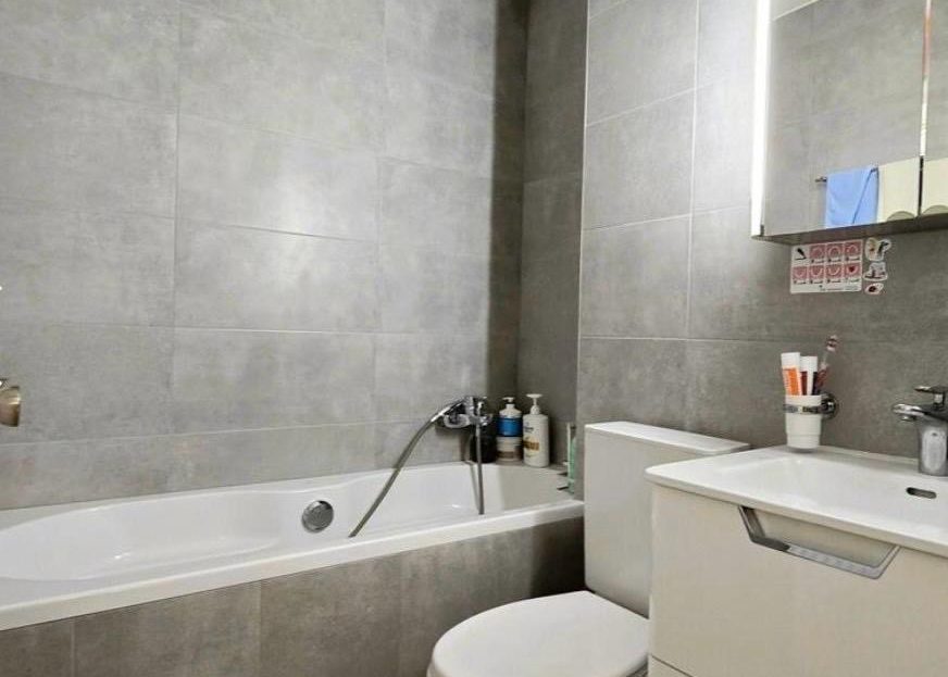 Modernes Badezimmer mit Badewanne und Waschtisch