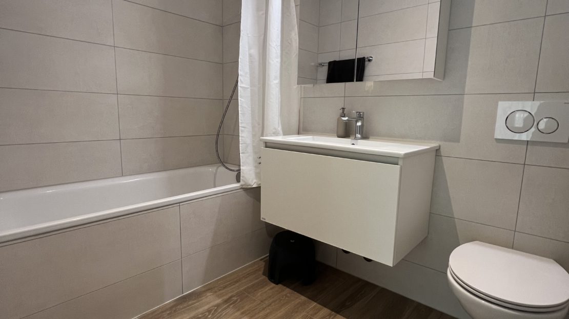 Modernes Badezimmer mit Wanne und Waschtisch