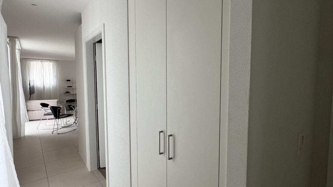Heller Flur mit Blick in einen Wohn- und Essbereich