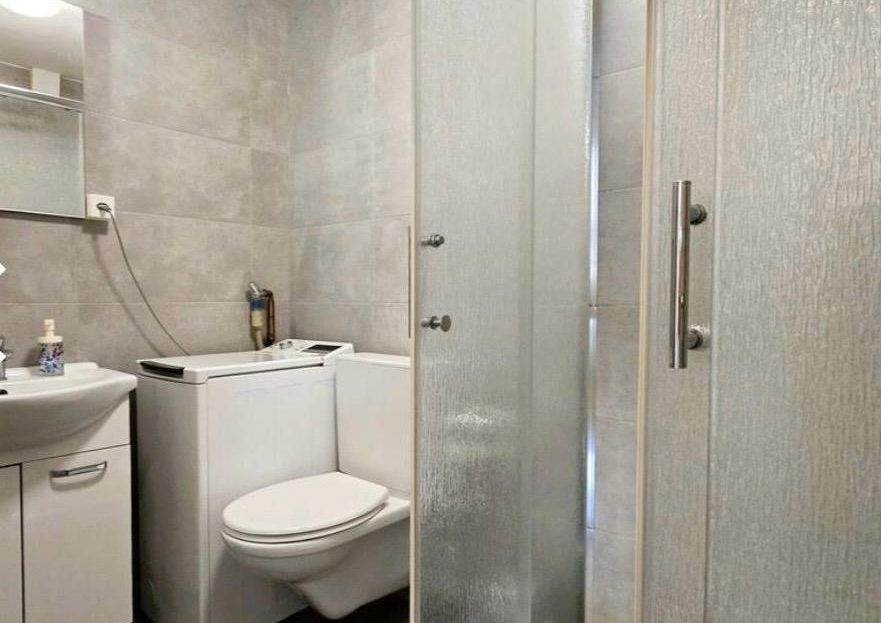 Kleines Badezimmer mit Dusche, WC und Waschbecken