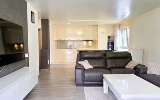 À vendre à Romont, superbe appartement de 3.5 pièces (82 m²) situé au rez-de-chaussée, avec un magnifique jardin privatif de 230 m² .