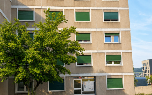 OPPORTUNITÉ À ROMONT – 4.5 PIÈCES DE 106 M² AVEC GRAND BALCON – FORT POTENTIEL APRÈS RÉNOVATION »